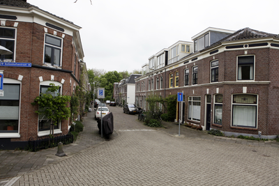 903166 Gezicht in de Bladstraat te Utrecht, vanaf de Bollenhofsestraat.